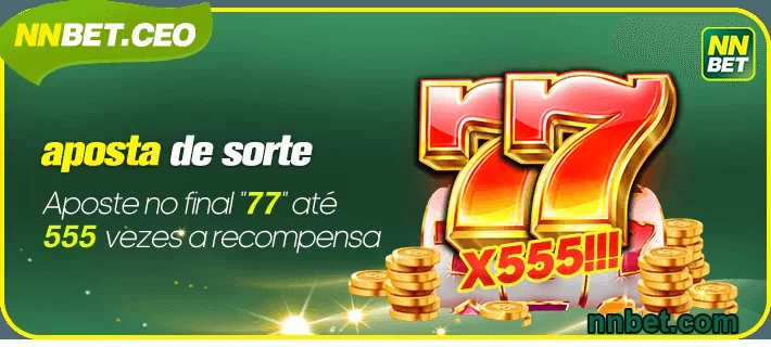 Jogador concentrado em slot games no cassino online